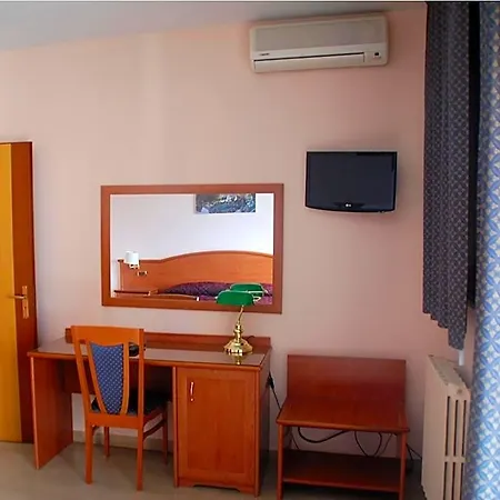 Отель Campus